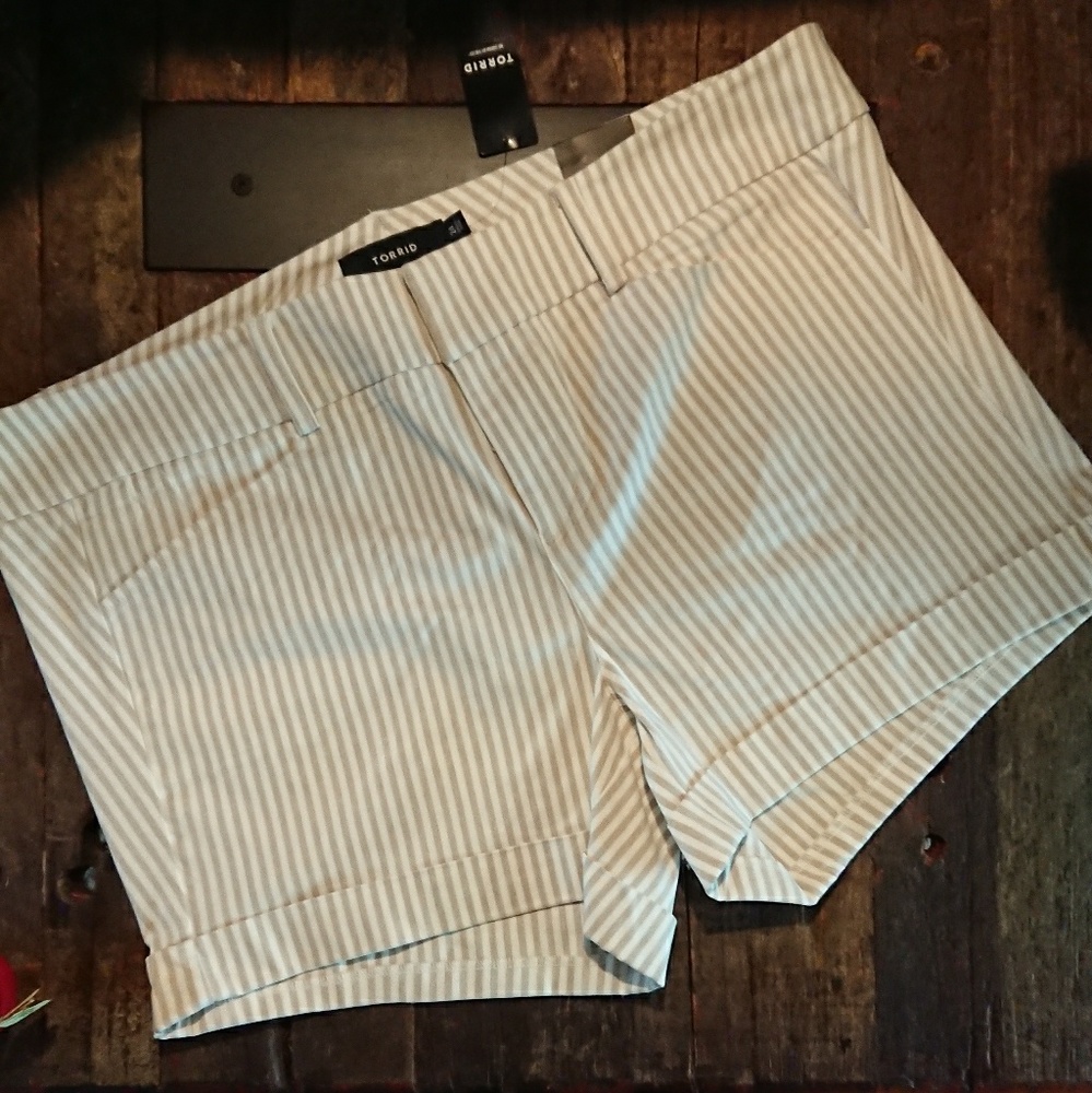 Torrid white & beige stripe short. New with tags